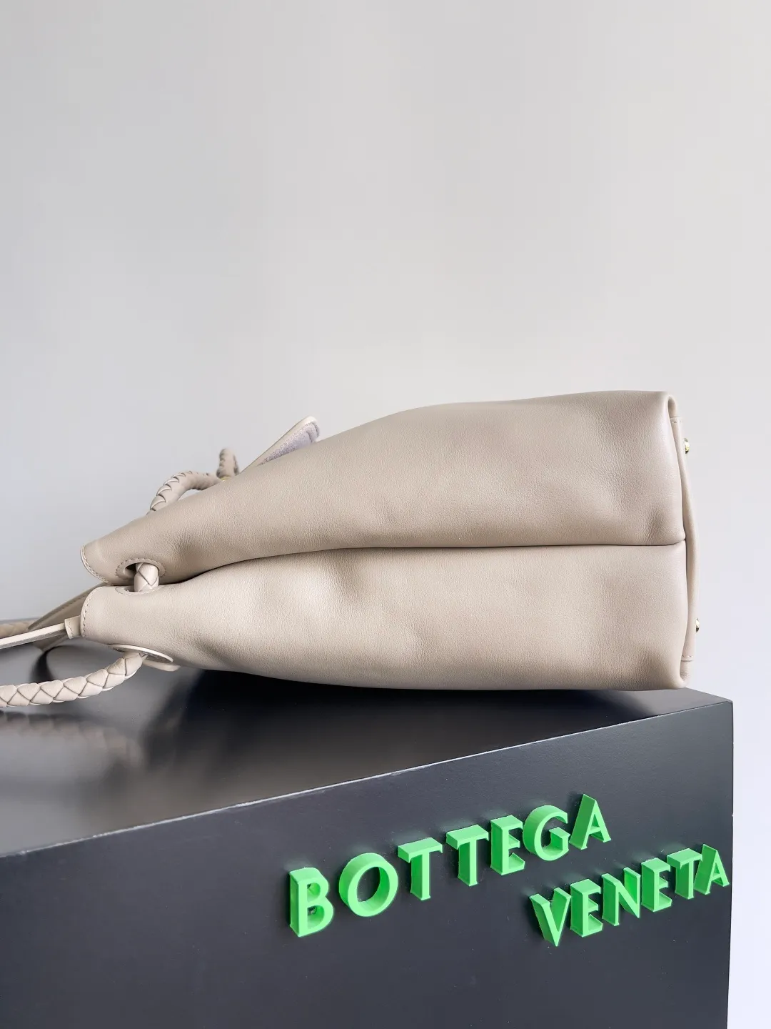 Batch 3160 BottegaVeneta Latest Ciao Ciao Bag Silky cowhide two-way flap handbag with signature twist detail, hidden hook closure, flap can be fastened to the front or attached to the INTRECCIATO woven internal pocket, comes with an adjustable and removable crossbody strap, internal compartment, and also features a zippered pocket. The surprise flap has various shapes. Style 1 - Cover the bag surface, exposing the knot and knot decoration. Style 2 - Place the flap inside the bag. A buckle is also designed. Style 3 - The U-shaped position of the top handle in the hand bag. Style No.: 826195 Size: 42*32*15cm